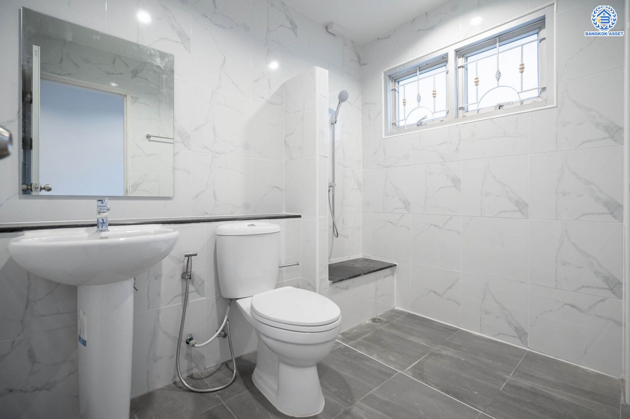 บ้านมือสองตกแต่งใหม่ โครงการ ศุภาลัยวิลล์ วงแหวน-รัตนาธิเบศร์ เนื้อที่กว้างขวางถึง 57 ตร.ว. ฟังก์ชัน 3 ห้องนอน 2 ห้องน้ำ 1 ห้องอเนกประสงค์ 2 ที่จอดรถ ตอบโจทย์ทุกการเข้าอยู่ บนทำเลเดินทางสะดวก เชื่อมต่อถนนหลายเส้นทาง เพียง 15 นาทีก็ถึงรถไฟฟ้าสายสีม่วง "สถานีคลองบางไผ่" ใกล้ทางด่วน "กาญจนาภิเษก"